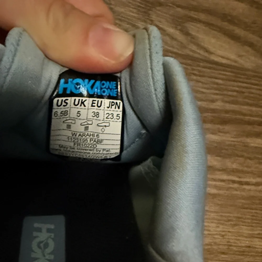 Hoka Arahi 6 - 6.5 - Picture 2 of 4